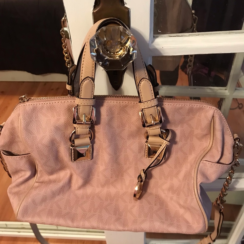 Michael Kors  Signature  pink gold bag crossbody Pocketbook handbag￼. 9” x 12”